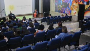 Evento no Cineteatro mobiliza servidoras para di&aacute;logo sobre desafios da maternidade