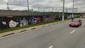 Acidente entre carro e moto deixa uma pessoa morta em Suzano