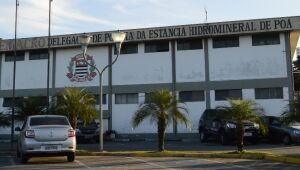 Adolescente &eacute; atropelado por moto em Po&aacute;