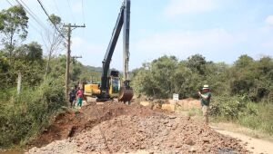 Fiscaliza&ccedil;&atilde;o desfaz estrutura sobreposta ao rio Guai&oacute; utilizada para descarte inadequado