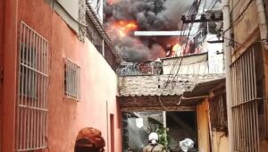 Inc&ecirc;ndio de grandes propor&ccedil;&otilde;es atinge galp&atilde;o no Rio