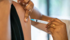 Com mais de 5,8 mil casos, Saúde SP inicia campanha de vacinação contra a gripe neste sábado