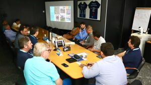 Prefeito recebe representantes da Sabesp para apresenta&ccedil;&atilde;o de obras em Suzano