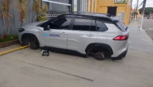 T&aacute;xi tem as quatro rodas e pneus furtados em Suzano