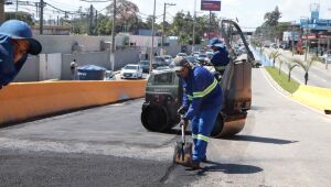Transporte melhora condições de mobilidade no viaduto Leon Feffer com pintura e 'tapa-buraco'