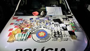 Homem &eacute; preso com mais de 100 por&ccedil;&otilde;es de entorpecentes em Aruj&aacute;