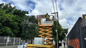 Poá inicia revitalização da sinalização urbana com novas placas em ruas e avenidas