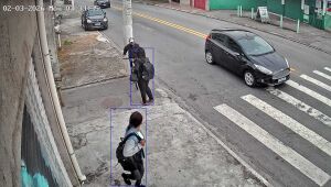 Câmera flagra um homem com arma de brinquedo fazendo uma tentativa de assalto em Suzano