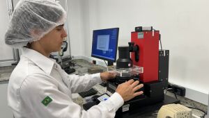 Mulheres impulsionam o controle de qualidade no laborat&oacute;rio da Suzano em Mogi&nbsp;