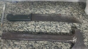 Homem &eacute; preso por amea&ccedil;ar fam&iacute;lia com fac&atilde;o e machadinha no Dia da Mulher, em Suzano