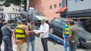 Opera&ccedil;&atilde;o integrada retira ve&iacute;culos abandonados e refor&ccedil;a seguran&ccedil;a em Po&aacute;