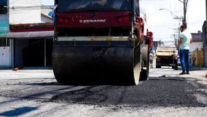 Prefeitura refor&ccedil;a manuten&ccedil;&atilde;o vi&aacute;ria com opera&ccedil;&atilde;o tapa-buraco na Rua Ney Mascarenhas
