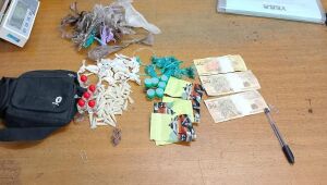 Suspeitos abandonam 99 porções de drogas ao fugir da polícia em Suzano