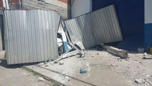 Caminhão perde o freio e bate no portão de empresa em Suzano