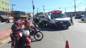 Acidente entre caminh&atilde;o e moto deixa v&iacute;tima com fratura exposta em Suzano