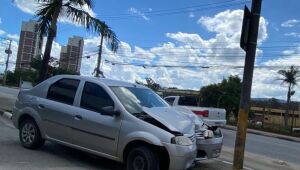 Ve&iacute;culo colide contra poste em Mogi; n&atilde;o h&aacute; feridos