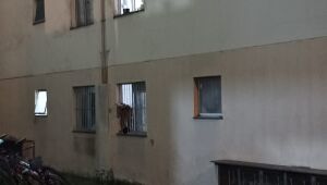 Mulher se atira do terceiro andar com a filha para fugir de viol&ecirc;ncia em Suzano