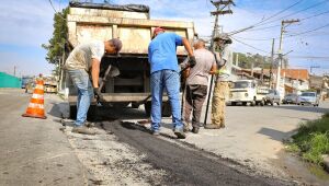Ferraz intensifica recuperação de vias e executa reparos na Rua Lourenço Paganucci