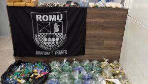 GCM de Mogi prende acusado de roubo de caminh&atilde;o e apreende 45 kg de entorpecentes neste domingo