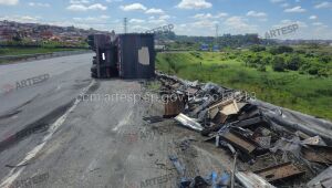 Carreta com 38 toneladas de sucata tomba na Ayrton Senna em Itaqu&aacute;