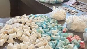 Menor &eacute; apreendido ap&oacute;s tentar se livrar de mochila com mais de 1 quilo de drogas em Mogi