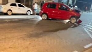 Carro perde o controle, atinge dois ve&iacute;culos estacionados e provoca estouro em um poste em Suzano