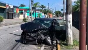Carro bate contra caminh&atilde;o do Corpo de Bombeiros e tr&ecirc;s pessoas ficaram feridas em Mogi