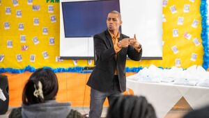 Dia Nacional de Libras: Ferraz oferece aulas gratuitas para servidores e pais de alunos surdos