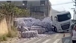 Caminh&atilde;o tomba e interdita cruzamento de Suzano por quase 5 horas