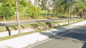 Carro &eacute; arremessado em c&oacute;rrego ap&oacute;s batida em Mogi