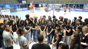 Secretaria de Governo promove visita de alunos da Etec ao treino do Suzano Vôlei