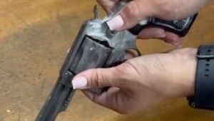 Homem atira em vizinho e &eacute; preso em Suzano