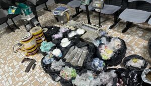 Pol&iacute;cia apreende 76 quilos de drogas em casa bomba de Ferraz
