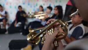 Escolas do Nova Am&eacute;rica e do Jardim Cacique ganham instrumentos para aulas de m&uacute;sica