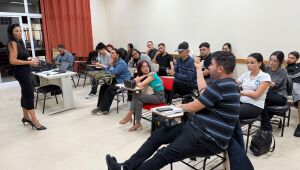 Diretora do Procon de Suzano palestra sobre consumo consciente a universitários da UniPiaget