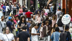 Popula&ccedil;&atilde;o no Brasil cresce em ritmo menor e est&aacute; envelhecendo