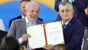 José Guimarães assume ministério e fala em 'derrotar o fascismo'