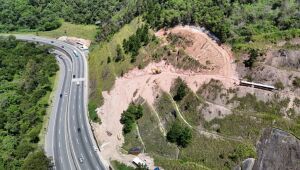 Estabiliza&ccedil;&atilde;o de talude na SP-088 refor&ccedil;a seguran&ccedil;a vi&aacute;ria em trecho entre Aruj&aacute; e Mogi