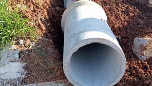 Prefeitura refor&ccedil;a sistema de drenagem na avenida Katsutoshi Naito com troca de tubula&ccedil;&atilde;o