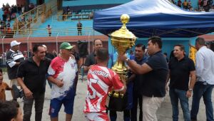 Prefeito entrega materiais esportivos para alunos de escolinhas de futebol
