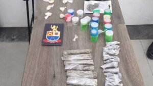 Homem &eacute; preso com quase 1 kg de drogas em Mogi