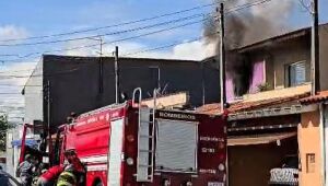 Bombeiros controlam inc&ecirc;ndio em resid&ecirc;ncia na Vila Amorim, em Suzano