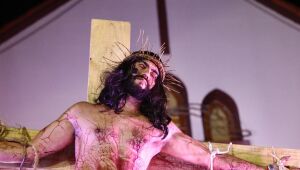Paix&atilde;o de Cristo re&uacute;ne centenas de fi&eacute;is em Ferraz