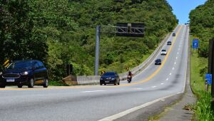 Mulher morre ap&oacute;s moto cair em ribanceira na Mogi-Bertioga