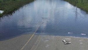 Alagamentos na Estrada da Duchen deixam moradores e motoristas ilhados em Suzano
