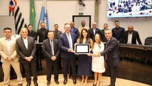 Clau Camargo recebe T&iacute;tulo de Cidad&atilde; Arujaense em solenidade com grande p&uacute;blico