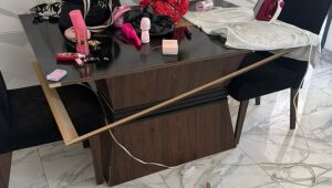 Homem &eacute; preso ap&oacute;s amea&ccedil;ar companheira e quebrar m&oacute;veis de apartamento em Suzano