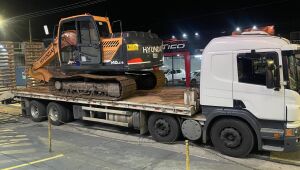 Caminhão e escavadeira são recuperados após sequestro de motorista em Mogi