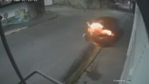 Carro em chamas bate na parede de um sal&atilde;o de beleza em Itaqu&aacute;