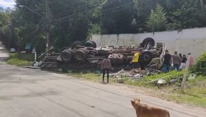 Caminh&atilde;o tomba e deixa tr&ecirc;s feridos em Mogi